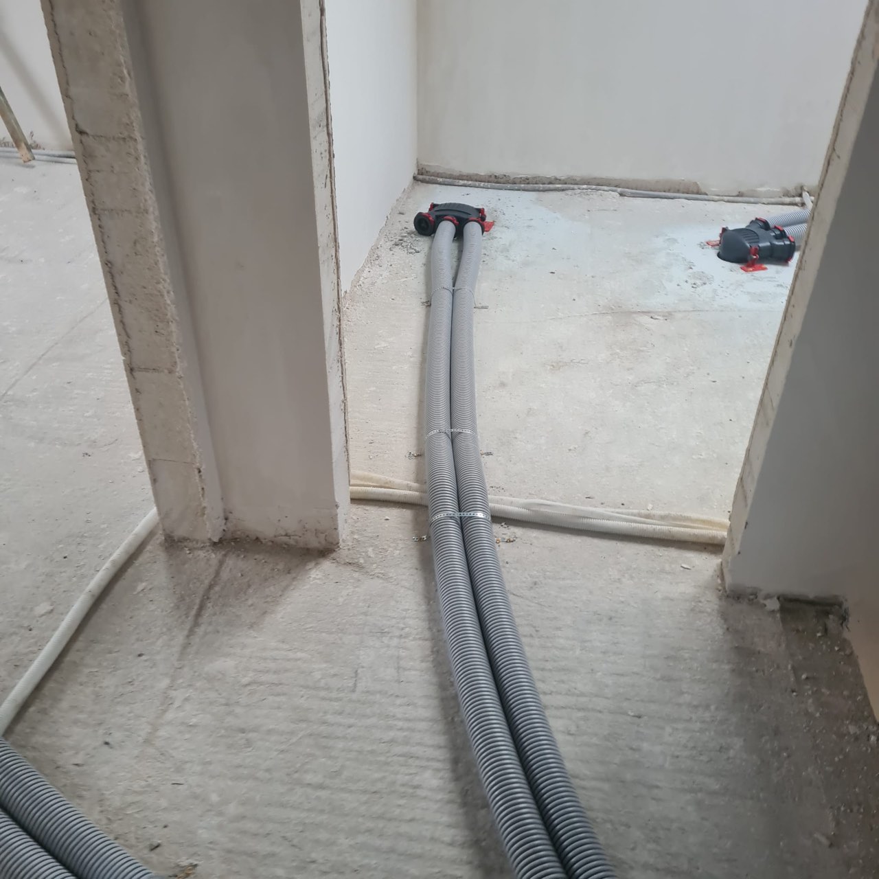 Przewody wentylacji mechanicznej poprowadzone przez otwór w ścianie