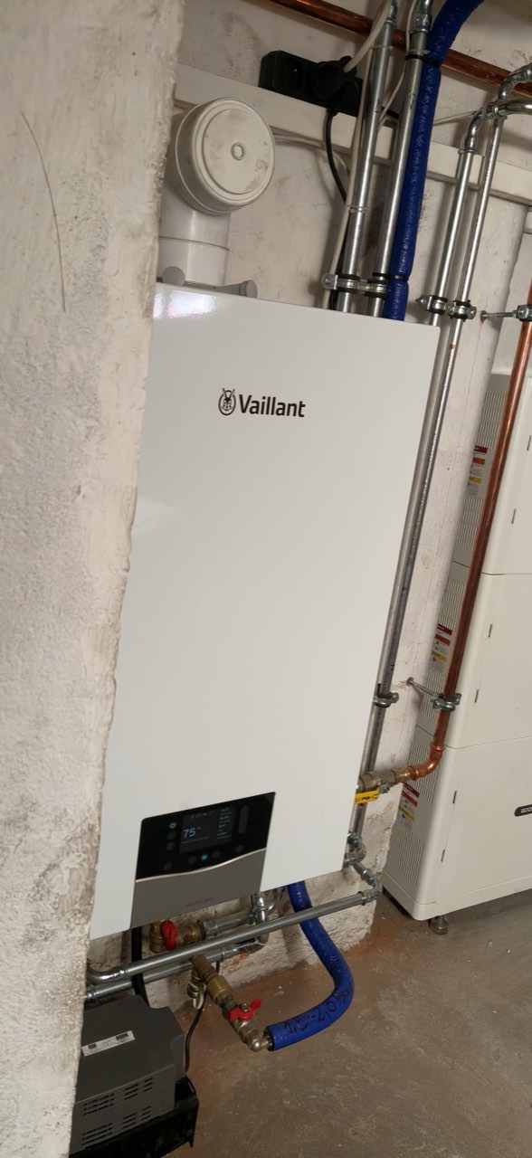 Kocioł Vaillant podłączony do instalacji grzewczej, widok z bliska